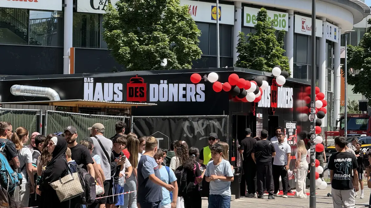 Haus des Döners eröffnet in Bad Cannstatt und alle wollen den Döner für einen Cent.