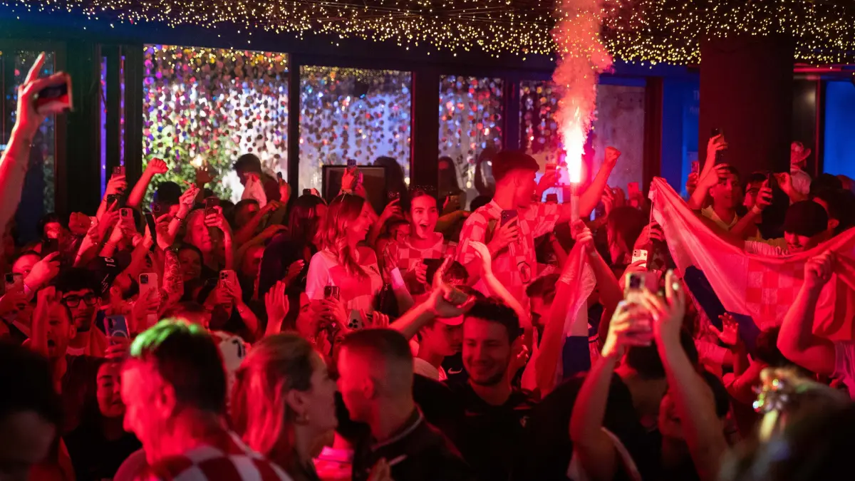 Public Viewing: WM Spiel Kroatien gegen England auf der Theo: Stuttgart, Baden-Württemberg, 17.06.2026:
Kroatische Fußballfans schauen in Kneipen auf der Theodor-Heuss-Straße das Vorrundenspiel der Weltmeisterschaft der Herren zwischen Kroatien und England.
Im Bild: Fans vor der Kneipe „Topas“. Nach einem Tor de Kroatischen Mannschaft wird Pyrotechnik gezündet.
Notiz: No model release. Kein Einverständnis für Werbung, keine Weitergabe an Dritte.