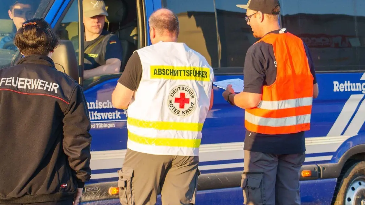 Renningen: Grossaufgebot wegen vermisster Person: Seit den fruehen Morgenstunden laeuft in Renningen eine Personensuche. Nach unbestaetigten Informationen soll es dabei um ein Saeugling handeln. Die Polizei erteilte hierzu keine Auskunft. Auf dem Parkplatz bei einem Lebensmittelmarkt ist seit den Morgenstunden der Parkplatz gesperrt. Fahrzeuge von etlichen Rettungshundestaffeln aus Baden-Wuerttemberg sind dort eingetroffen. Ebenfalls mehrere Drohnengruppen und die einige DRK Ortsvereine aus dem Landkreis Boeblingen sind dorthin unterwegs um die Suche zu unterstuetzen. Weitere Informationen liegen aktuell noch nicht vor.