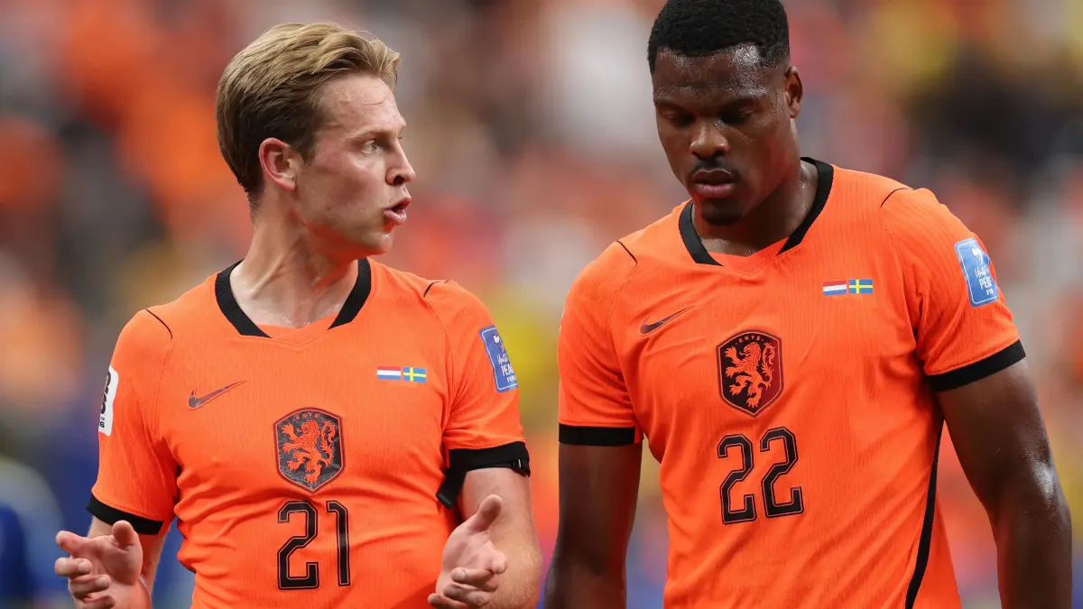 Netherlands v Sweden: Group F - FIFA World Cup 2026: HOUSTON, TEXAS - JUNE 20: Frenkie de Jong #21 and Denzel Dumfries #22 of the Netherlands talk as they return to the dressing room after the first half during the FIFA World Cup 2026 Group F match between Netherlands and Sweden at Houston Stadium on June 20, 2026 in Houston, Texas. Molly Darlington/Getty Images/AFP (Photo by Molly Darlington / GETTY IMAGES NORTH AMERICA / Getty Images via AFP)
