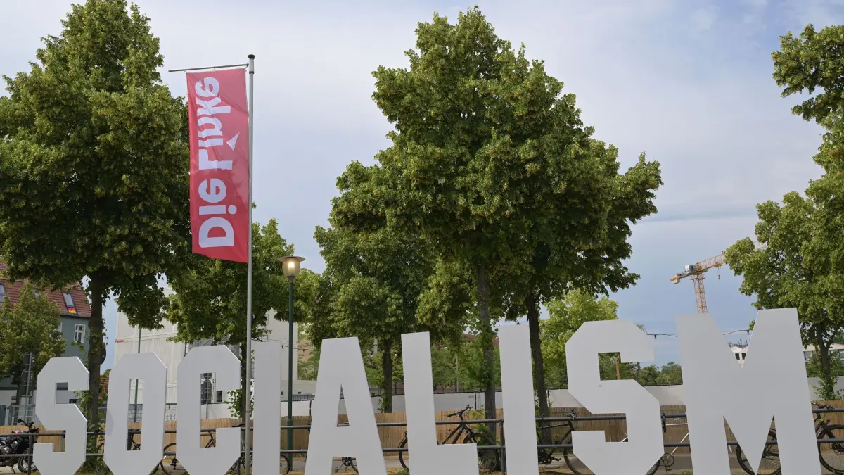10. Bundesparteitag der Linken: 21.06.2026, Brandenburg, Potsdam: Der Schriftzug Socialism steht auf dem Tagungsgelände beim Bundesparteitag der Linken in die Metropolis Halle in Potsdam.
Schwerpunkte des dreitägigen Parteitages sind die Wahl des Parteivorstandes und die inhaltliche politisch aktuelle Debatte. Foto: Michael Bahlo/dpa +++ dpa-Bildfunk +++