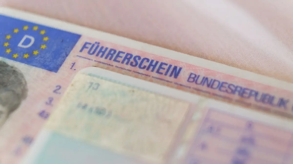 Führerschein: ARCHIV - 06.10.2021, Niedersachsen, Hannover: ILLUSTRATION - Zwei Führerscheine liegen auf einem Tisch. (zu dpa: «Bayerns Rathäuser werden landesweit digitale Dienstleister») Foto: Ole Spata/dpa +++ dpa-Bildfunk +++