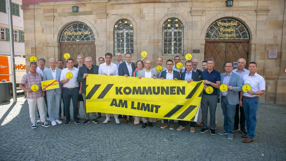 foto: Roberto Bulgrin
22. 06. 2026
Esslingen, Altes Rathaus, Landrat und Buergermeister aeussern sich am bundesweiten Aktionstag "Kommunen am Limit" zur aktuellen Finanzlage
