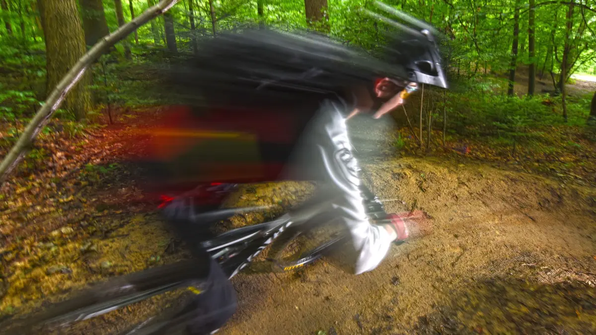 ARCHIV - 19.06.2015, Baden-Württemberg, Freiburg: ILLUSTRATION - Ein Mountainbiker fährt am 20.06.2015 auf dem Canadian Trail bei Freiburg (Baden-Württemberg) durch den Wald. Nach einer Serie von Sabotageakten an Strecken für Mountainbiker im Wald hat der Wanderverband Schwarzwaldverein auf der Jahresversammlung in Gengenbach zur Besonnenheit aufgerufen. Foto\ Patrick Seeger/dpa (zu dpa: «Tödliche Falle - Mann spannte Draht auf Mountainbike-Strecke») Foto: Patrick Seeger/dpa +++ dpa-Bildfunk +++