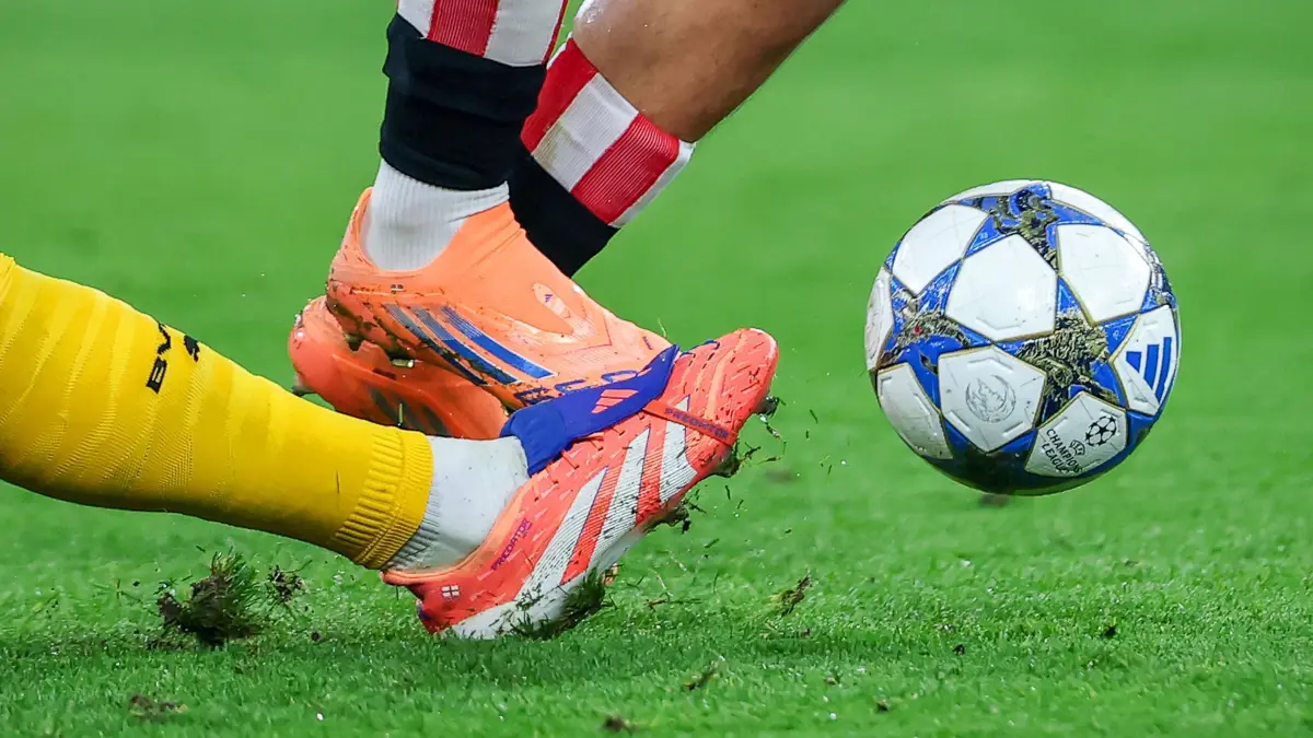 01.10.2025, Fußball, UEFA Champions League, Borussia Dortmund - Athletic Club Bilbao, BVB Stadion, 2. Spieltag, Saison 2025 2026: Feature Symbolbild Kampf um den Ball offizieller Spielball Fußballschuhe Zweikampf Regulations prohibit any use of photographs as image sequences and or quasi-video. Nordrhein-Westfalen Deutschland *** 01 10 2025, Football, UEFA Champions League, Borussia Dortmund Athletic Club Bilbao, BVB Stadion, 2 Matchday, Season 2025 2026 Feature Symbolic image Fight for the ball official match ball soccer boots duel Regulations prohibit any use of photographs as image sequences and or quasi video North Rhine-Westphalia Germany