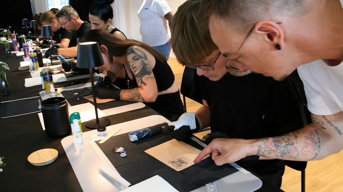 Inkvibes, Tätowieren ausprobieren an Kunsthaut, Tätowierer Tom Schwager