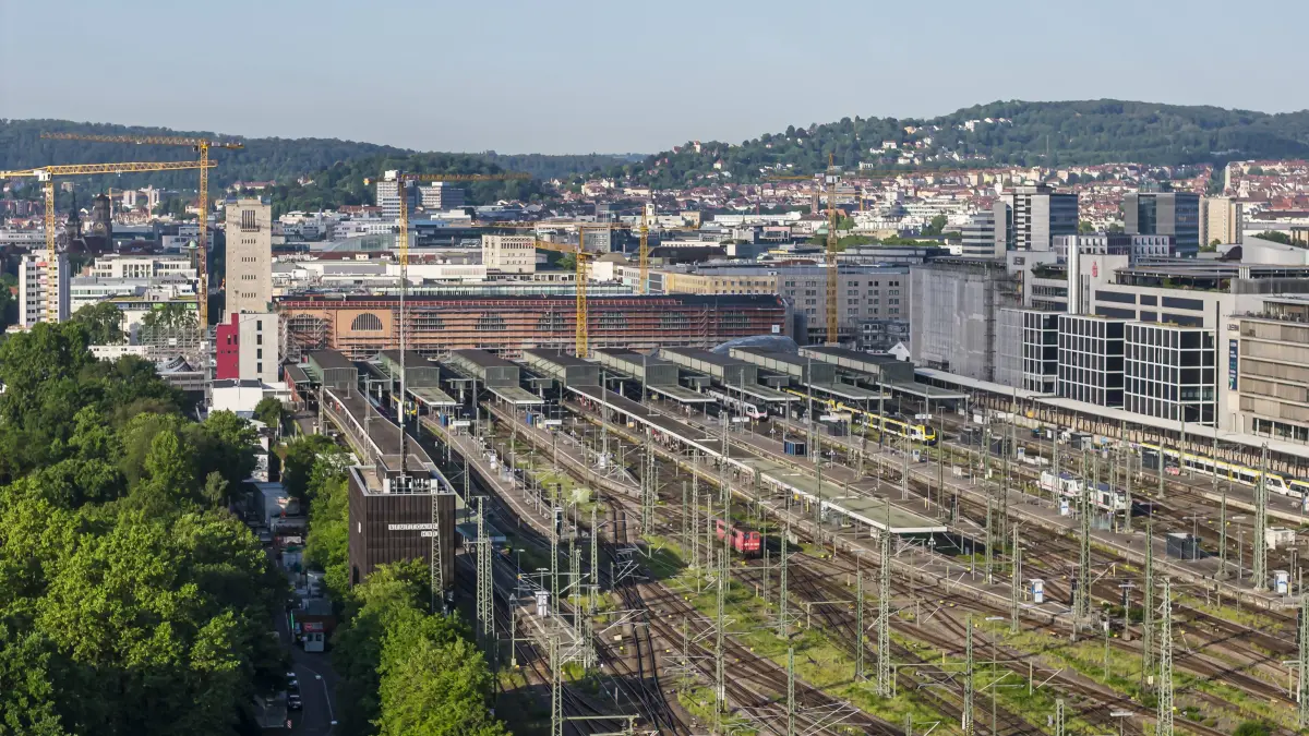 Gleisvorfeld am Hauptbahnhof Stuttgart mit Bürogebäude im Europaviertel. // 27.05.2026, Stuttgart, Baden-Württemberg, Deutschland *** Track apron at Stuttgart main station with office building in Europaviertel 27 05 2026, Stuttgart, Baden Württemberg, Germany
