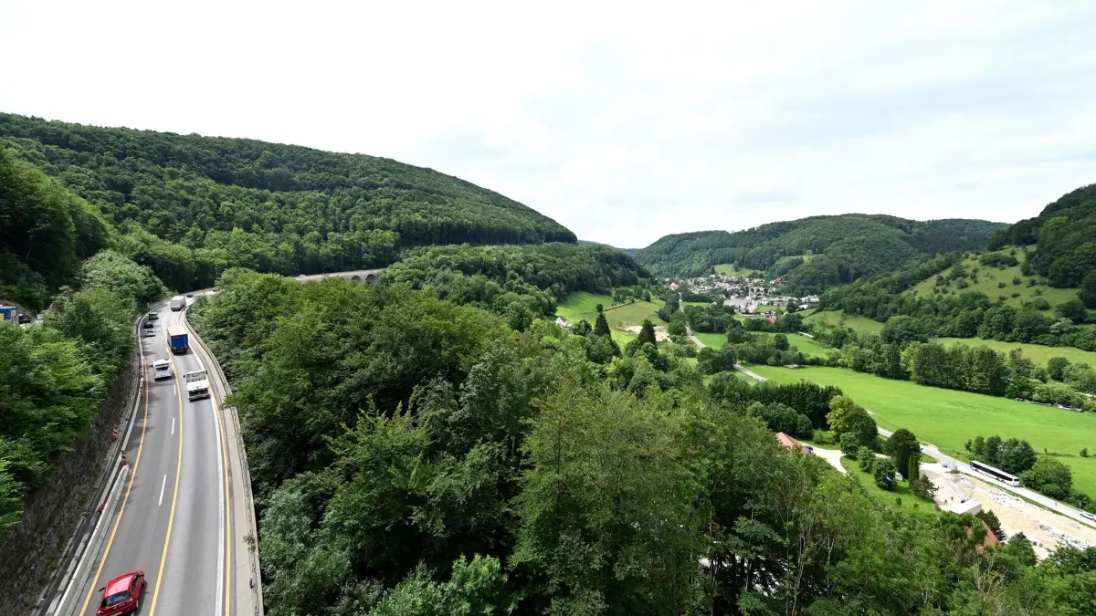 Autobahn 8 - Albaufstieg: ARCHIV - 14.07.2021, Baden-Württemberg, Mühlhausen im Täle: Die Autobahn 8 am Albaufstieg bei Mühlhausen im Täle mit Blick auf die Ortschaft Wiesensteig. (zu dpa: «Gefahrgut-Lkw legt A8 lahm – Sperrung bei Wiesensteig») Foto: Bernd Weissbrod/dpa +++ dpa-Bildfunk +++