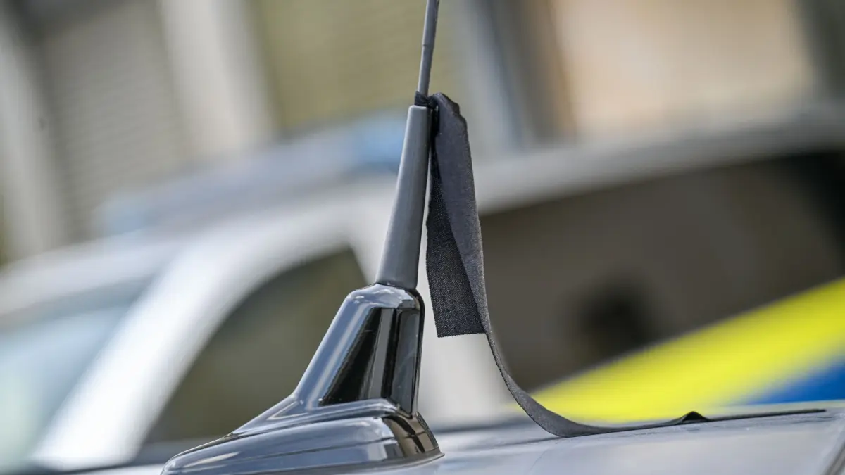 Polizist stirbt bei Fahrtraining auf dem Hockenheimring: 23.06.2026, Baden-Württemberg, Aalen: Ein Trauerflor hängt an der Antenne von einem Polizeiauto. Ein Polizist ist auf dem Hockenheimring mit seinem Dienstmotorrad tödlich verunglückt. Der Vorfall habe sich nach bisherigen Ermittlungen am Montagabend (22.03.2026) bei einem dienstlichen Fahrsicherheitstraining ereignet, teilte die Polizei mit. Foto: Jason Tschepljakow/dpa +++ dpa-Bildfunk +++