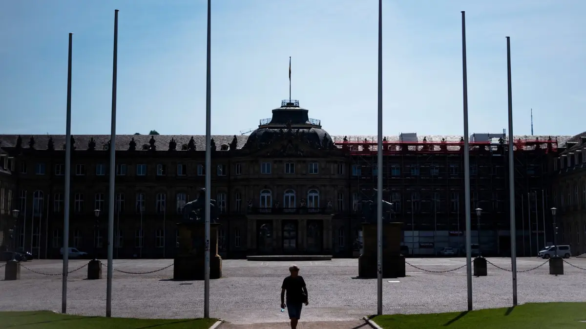 Hitze in Stuttgart: 23.06.2026, Baden-Württemberg, Stuttgart: Das Neue Schloss zeichnet sich vor blauem Himmel ab. Foto: Marijan Murat/dpa +++ dpa-Bildfunk +++