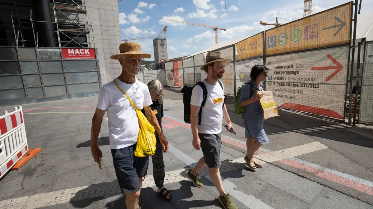 Protest gegen Stuttgart 21: Gegner des Bahnprojektes Stuttgart 21 laufen 24 Stunden um den Bahnhof herum. Initiator ist der Stadtrat der SÖS/Linke Fraktion Hannes Rockenbauch.