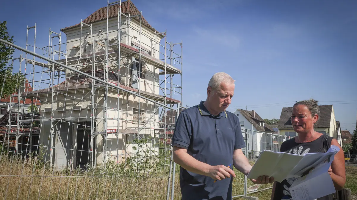 Trafoturm: Ludwigsburg - die Ludwigsburger Wohnbau lässt in der Heinrich-Schweitzer-Straße 30 in Ludwigsburg einen Trafoturm in ein Tiny-Haus umgestalten. Im Bild: Michael Läpple ; Bauleitung schöttle , und Kersten Schnaufer , Wohnungsbau Ludwigsburg
