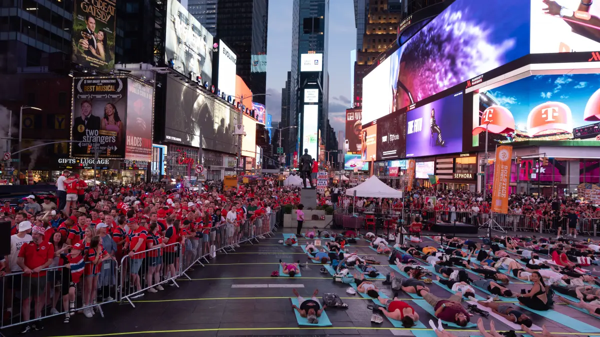 Norway national football team supporters gather in Times Square ahead of World Cup match NEW YORK, UNITED STATES - JUNE 21: A group does yoga as Norwegian national football team supporters gather on the iconic red steps in Times Square ahead of Monday s FIFA World Cup match, creating a festive atmosphere with chants and traditional rowing celebrations as fans dressed in red and waving flags filled the famous Manhattan landmark in New York, United States on June 21, 2026. Lokman Vural Elibol / Anadolu New York United States. Editorial use only. Please get in touch for any other usage. PUBLICATIONxNOTxINxTURxUSAxCANxUKxJPNxITAxFRAxAUSxESPxBELxKORxRSAxHKGxNZL Copyright: x2026xAnadoluxLokmanxVuralxElibolx