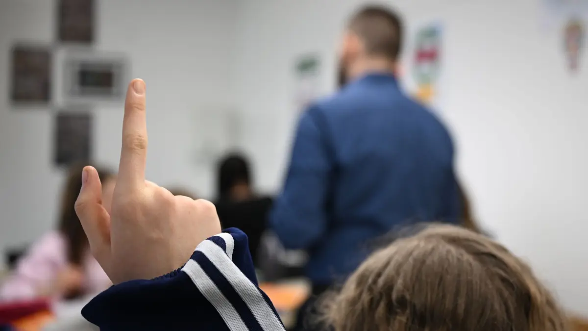 Realschule - Deutschunterricht: ARCHIV - 24.02.2026, Baden-Württemberg, Weil der Stadt: Schüler arbeiten in einem Klassenzimmer einer Realschule im Fach Deutsch der Klasse 8 an einer Lektüre. (zu dpa: «Umfrage: Das sehen Lehrkräfte als größte Belastung im Job») Foto: Bernd Weißbrod/dpa +++ dpa-Bildfunk +++