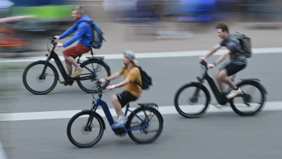 E-Bikes: ARCHIV - 15.07.2022, Hessen, Frankfurt/Main: Besucher der internationalen Fahrradmesse Eurobike sind auf dem Frankfurter Messegelände mit Test-Fahrrädern unterwegs. (zu dpa: «E-Bike-Boom in Deutschland flaut ab – Preise fallen») Foto: Arne Dedert/dpa +++ dpa-Bildfunk +++