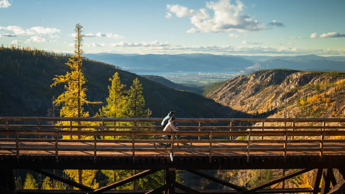Der spektakulärste Abschnitt der Radstrecke ist der Myra Canyon. Hier wartet hinter fast jeder Kurve ein neues Panorama auf die bizarren Gipfel der umliegenden Berge oder hinunter auf den smaragdgrünen Okanagan Lake
