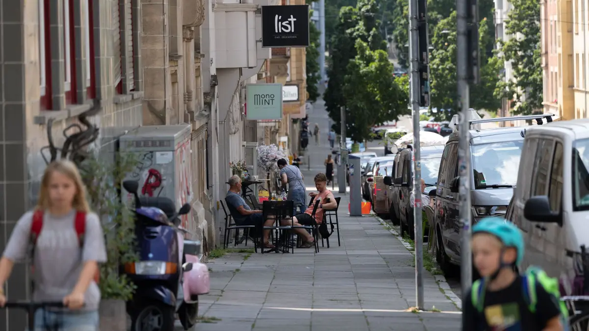Thema Dritte Orte: Die Liststraße im Stuttgarter Lehenviertel ist ein "Dritter Ort", an dem Menschen nicht nur in Lokalen und Cafés, sondern auch auf dem Gehweg zusammenkommen und miteinander Zeit verbringen. Architektin Petra Zeese zeigt uns bei einem Spaziergang ihre Lieblingsorte in der Hood, die demnächst verkehrsberuhigt und verschönert werden soll, unter anderem durch 16 neue Bäume (Klein-List).
