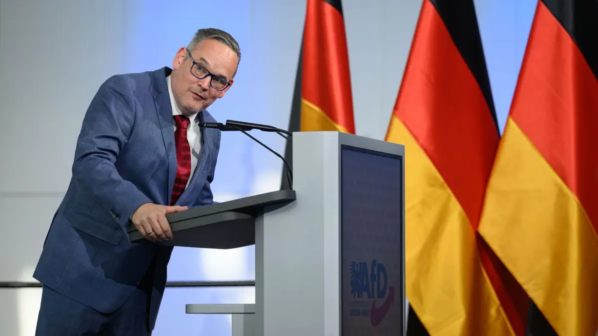 Landesparteitag AfD Sachsen-Anhalt: ARCHIV - 11.04.2026, Sachsen-Anhalt, Magdeburg: Martin Reichardt, Landesvorsitzender der AfD Sachsen-Anhalt, spricht auf dem Landesparteitag der AfD Sachsen-Anhalt in Magdeburg. Die Delegierten des Landesparteitages wollen das Regierungsprogramm zur Landtagswahl 2026 final erarbeiten und beschließen. (zu dpa: «AfD-Politiker Reichardt wegen Hitlergruß-Vorwurf in Kritik») Foto: Hendrik Schmidt/dpa +++ dpa-Bildfunk +++
