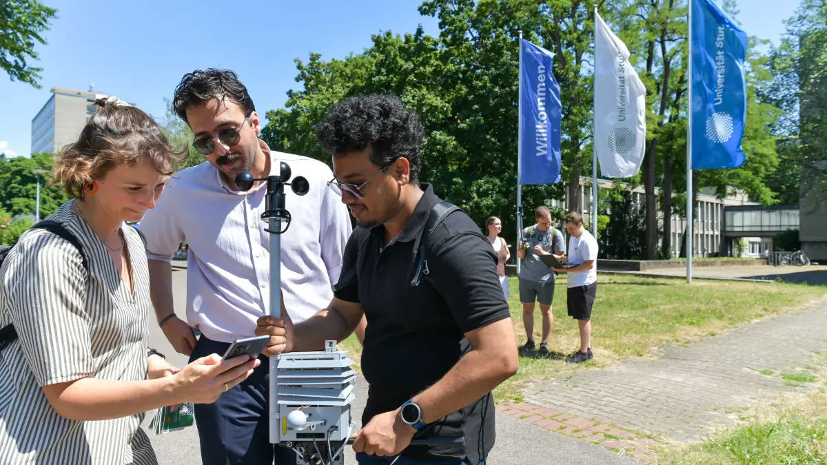 Messung, Universität: Stuttgart, Universität Stuttgart.
Messrundgang mit Studierendenteams zum Thema Stadtklima im Vorfeld des Science-Walks im Juli: Studierende aus unterschiedlichen Fakultäten forschen gemeinsam zu den Themen Klimaanpassung und Biodiversität im urbanen Raum im Rahmen eines Mastermoduls. Wir dürfen mit auf den Mess-Spaziergang.
Claudia Lüling(gestreiftes Kleid) mit Studierenden
Architektin & Wissenschaftliche Mitarbeiterin am IABP
Institut für Akustik und Bauphysik der Universität Stuttgart