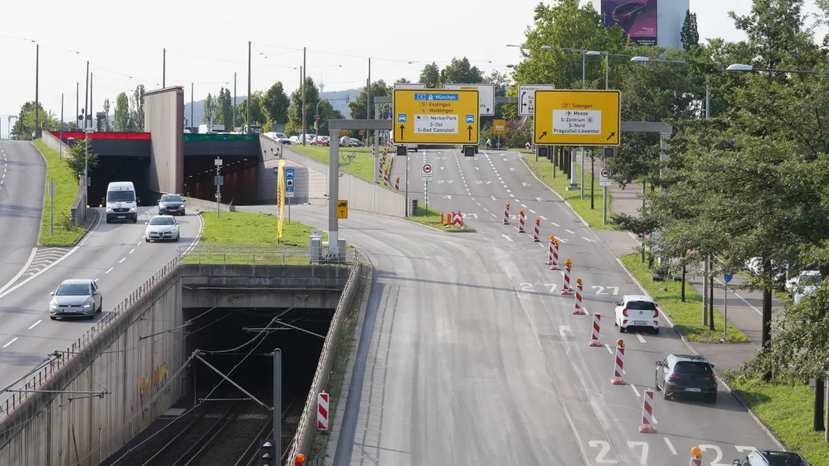 Stuttgart Stau Baustelle und Sperrungen. Zwischen Friedrichswahl und Heilbronnerstrasse B27 und B10 bis zum Pragsattel sind 2 Fahrspuren von 3 gesperrt, seit Tagen wurde hier shcon gearbeitet. Gestern kam der neue Fahrbelagt auf zwei Fahrspuren drauf, heute und Morgen Fahrbahn Markierungen. Naechste Woche kommt die andere Fahspur dran. Auch der Pragtunnel ist gesperrt, es kommt zu Staus. Viel Geduld fuer die naechste tagen hier angesagt. Foto Andreas Rosar Fotoagentur-Stuttgart 06.08.2025