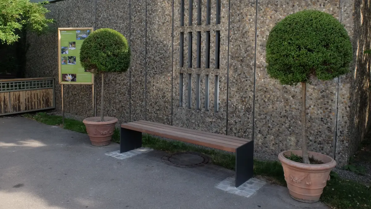 Eine Bank lädt beim Japangarten ein, Platz zu nehmen und die Ruhe zu genießen.