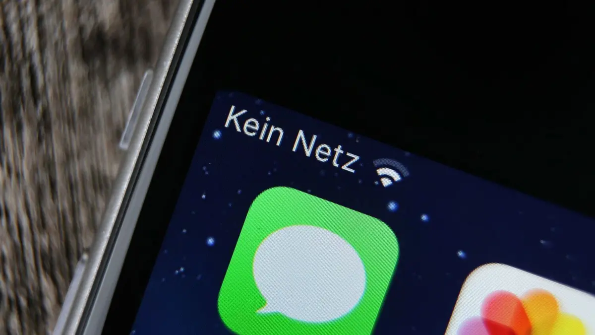 ARCHIV - 13.08.2020, Bayern, Kempten: Die Aufschrift «Kein Netz» ist auf dem Bildschirm eines Mobiltelefons zu sehen. Der Handyempfang ist in vielen ländlichen Regionen Deutschlands noch immer sehr lückenhaft. (zu dpa «Bericht offenbart schlechten Handyempfang auf dem Land») Foto: Karl-Josef Hildenbrand/dpa +++ dpa-Bildfunk +++
