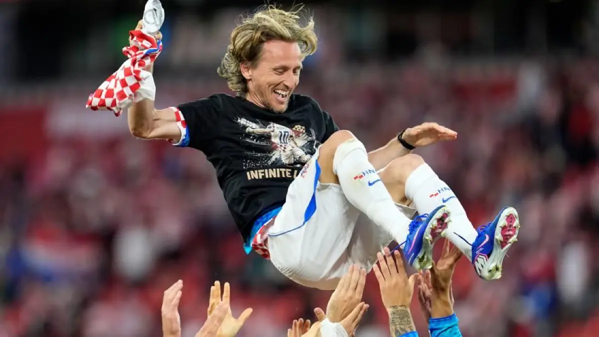 Die kroatischen Spieler werfen den Kroaten Luka Modric in die Luft, um seinen 200. Länderspieleinsatz zu feiern.