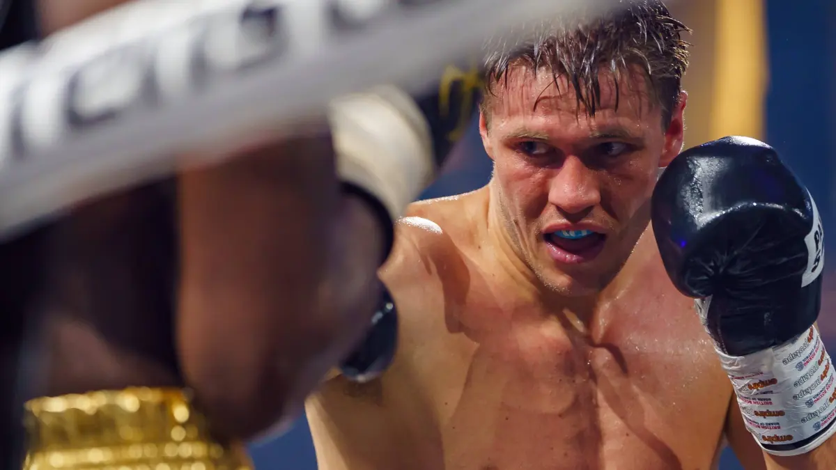 Fokussierter Profiboxer Simon Zachenhuber im Ring während eines intensiven Kampfes im SNP Dome Heidelberg. Profiboxer im Ring *** Focused professional boxer Simon Zachenhuber in the ring during an intense fight in the SNP Dome Heidelberg Professional boxer in the ring Copyright: xMaxxMesterx