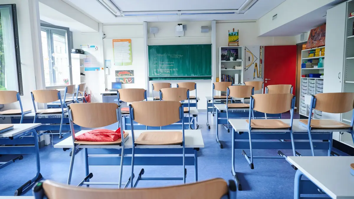 Schule bei Hitze: ARCHIV - 08.08.2022, Berlin: Vor acht Uhr sind die Stühle in einem Klassenzimmer einer Grundschule in Prenzlauer Berg noch auf den Tischen. (zu dpa: «Auch bei Hitze fällt der Unterricht nicht einfach aus») Foto: Annette Riedl/dpa +++ dpa-Bildfunk +++