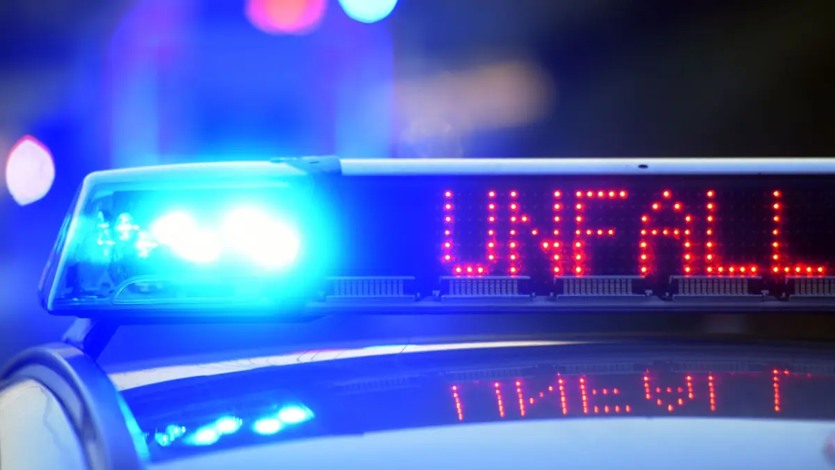 Polizei sichert Unfallstelle: ARCHIV - 11.06.2017, Bayern, Günzburg: Auf einem Polizeifahrzeug warnt eine Leuchtschrift vor einer Unfallstelle. (zu dpa: «Zwei Tote nach Auffahrunfällen auf der A2 bei Ziesar») Foto: Stefan Puchner/dpa +++ dpa-Bildfunk +++