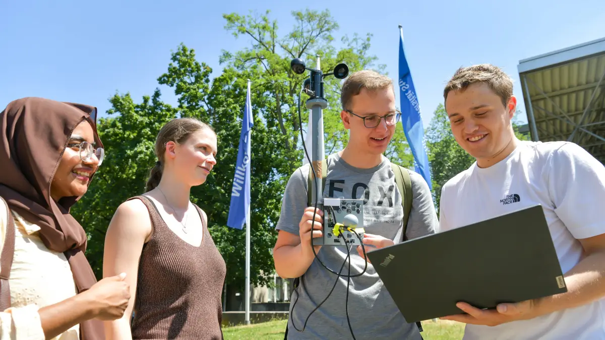 Messung, Universität: Stuttgart, Universität Stuttgart.
Messrundgang mit Studierendenteams zum Thema Stadtklima im Vorfeld des Science-Walks im Juli: Studierende aus unterschiedlichen Fakultäten forschen gemeinsam zu den Themen Klimaanpassung und Biodiversität im urbanen Raum im Rahmen eines Mastermoduls. Wir dürfen mit auf den Mess-Spaziergang.
Claudia Lüling(gestreiftes Kleid) mit Studierenden
Architektin & Wissenschaftliche Mitarbeiterin am IABP
Institut für Akustik und Bauphysik der Universität Stuttgart