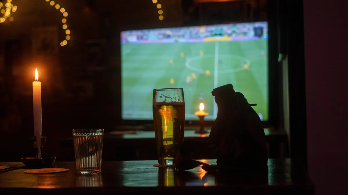 Ein Bier steht vor einem Fernseher iin der Berliner Bar The Pig In Paradise , auf dem die Spiele der FIFA Fussball-Weltmeisterschaft 2026 gezeigt werden. FIFA Fussball-Weltmeisterschaft 2026 *** A beer sits in front of a TV at The Pig In Paradise, a bar in Berlin, where the 2026 FIFA World Cup matches are being shown. 2026 FIFA World Cup,detected_source_language sp2026061138120.jpg