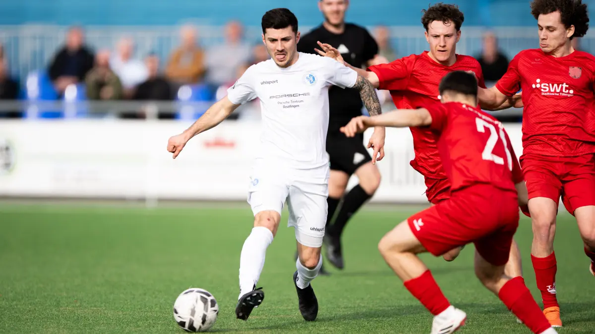 Ante Galic, (Young Boys Reutlingen, #11) mit Ball , Mathis Biesinger (TSG Tuebingen, #21) stellt sivch ihm in den Weg
Young Boys Reutlingen vs. TSG Tuebingen Fussball, Verbandsliga Wuerttemberg, 21. Spieltag, Saison 2025/2026, 08.03.2026,
Eibner-Pressefoto/Andreas Ulmer