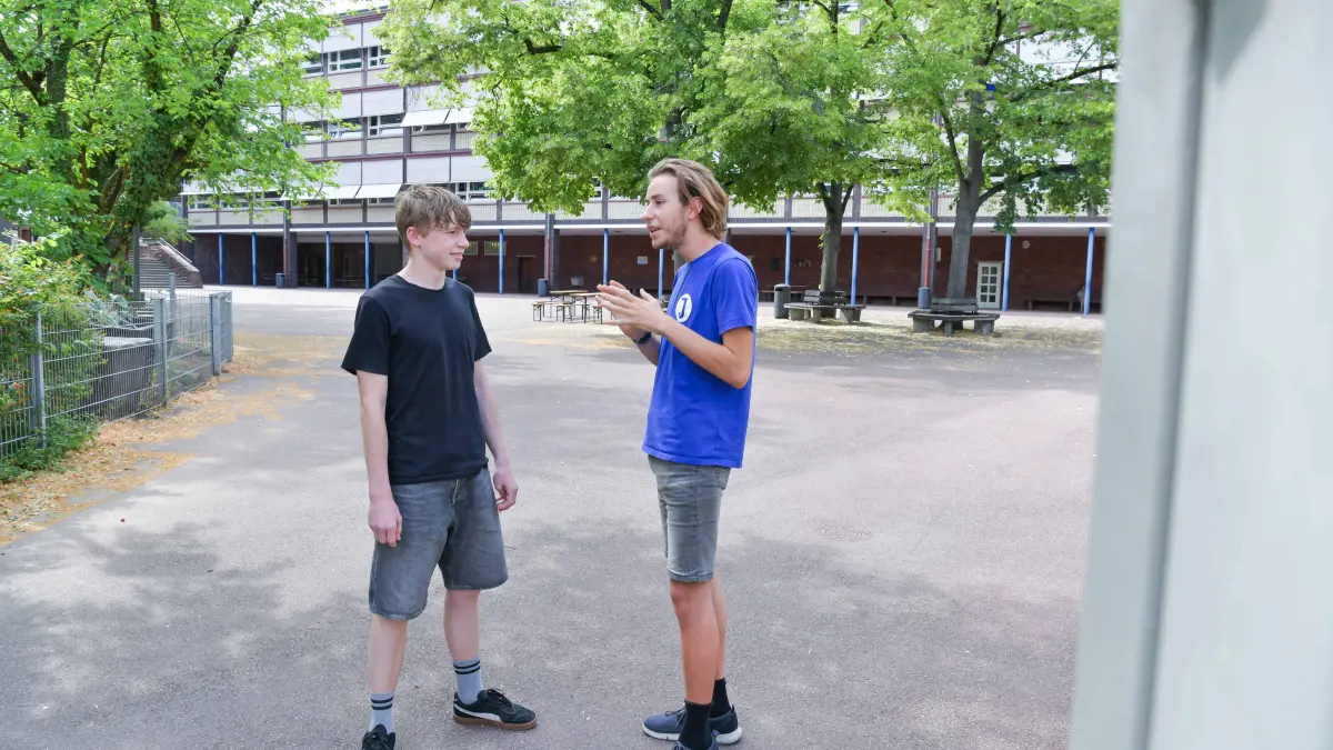 Hitzeschutz, Schule.: Stuttgart, #hitze #schulen Stuttgarter Schüler verlangen Hitzeschutz - „Beste Möglichkeit, die wir je hatten“: Während Hitzewellen sind die Temperaturen in Stuttgarter Klassenzimmern teils unerträglich. Jugendräte haben ein Netzwerk gegründet, um Lösungen einzufordern. Nun prüfen sie erste Schritte
Ort: Vor dem Haupteingang des Friedrich-Eugens-Gymnasiums
Silberburgstraße 86, 70176 Stuttgart, Deutschland
