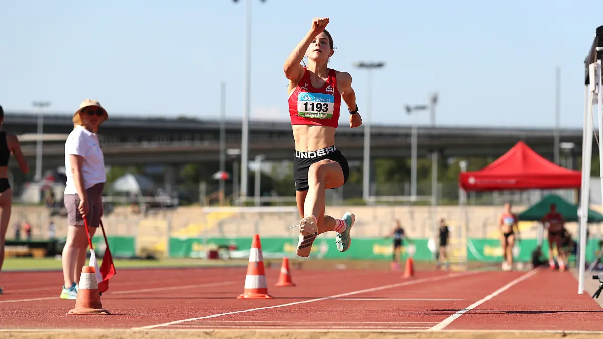 Emilia Gramlich von der LG Esslingen sprang in Koblenz im Weitsprung zu Bronze.