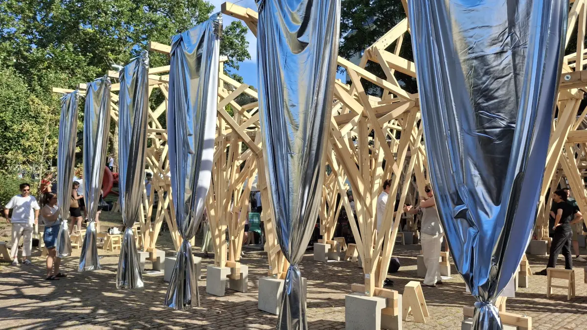 Architekturstudierende der Universität Stuttgart haben hölzerne Haine entworfen und selbst gebaut. Nun stehen sie auf dem Gelände des Stadtpalais.