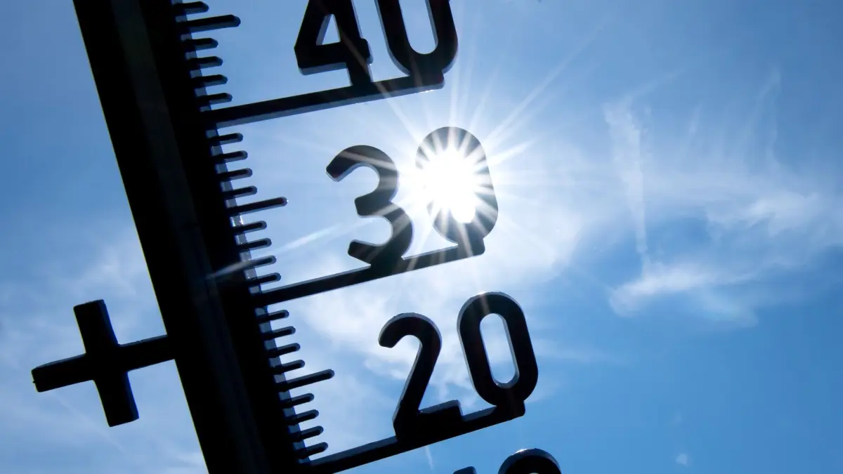 ARCHIV - 25.07.2019, Bayern, München: Ein Thermometer zeigt Temperaturen über 30 Grad an. Hitzeperioden wie im vergangenen Sommer machen vielen Leuten zu schaffen, bei der Arbeit ebenso wie in der Freizeit. Besonders betroffen sind Menschen in Pflegeheimen oder Krankenhäusern. Hitzeschutzpläne könnten Abhilfe schaffen. (zu dpa: «DAK: Starke Belastung von Beschäftigten durch Hitze») Foto: Sven Hoppe/dpa +++ dpa-Bildfunk +++