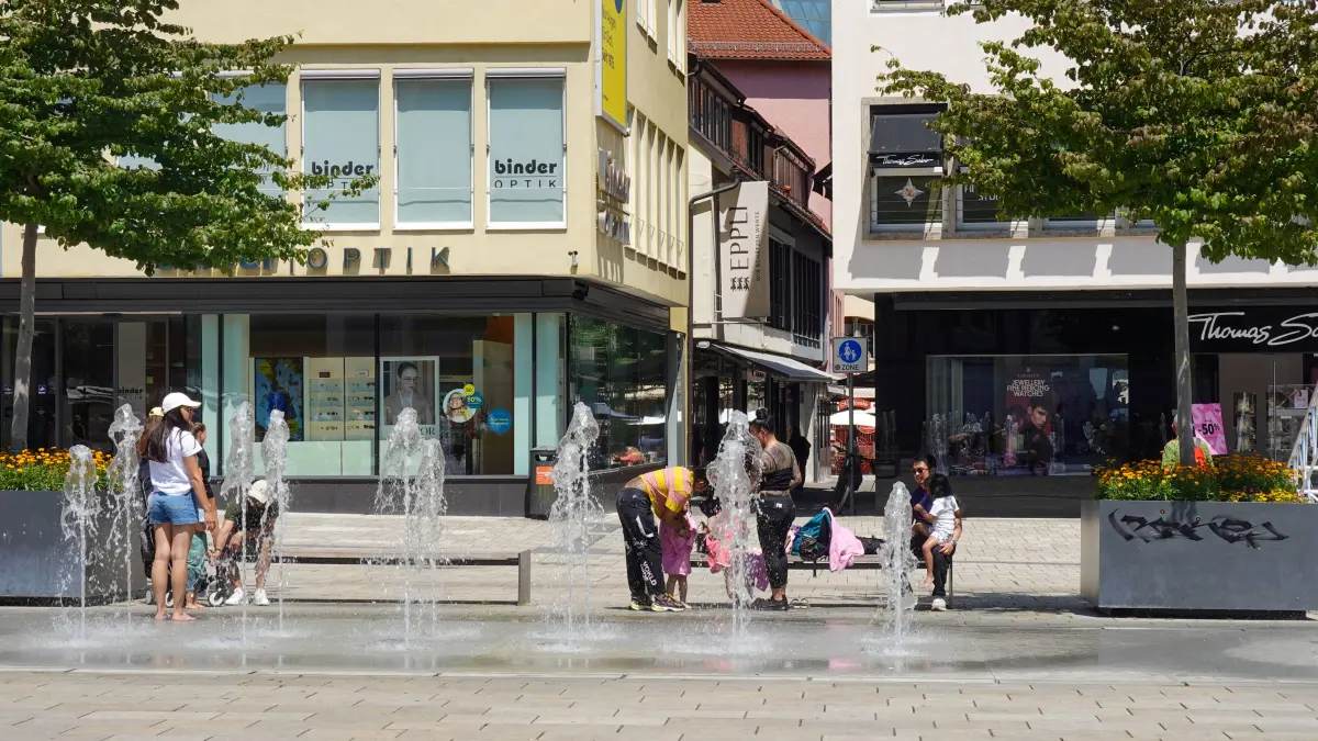 Families Cool Off In City Fountain Children and parents cool off in the fountain jets on a hot summer day in Stuttgart, Baden-Wuerttemberg, Germany, on June 20, 2025. Stuttgart Germany PUBLICATIONxNOTxINxFRA Copyright: xMichaelxNguyenx originalFilename: nguyen-notitle250620_np0Kg.jpg