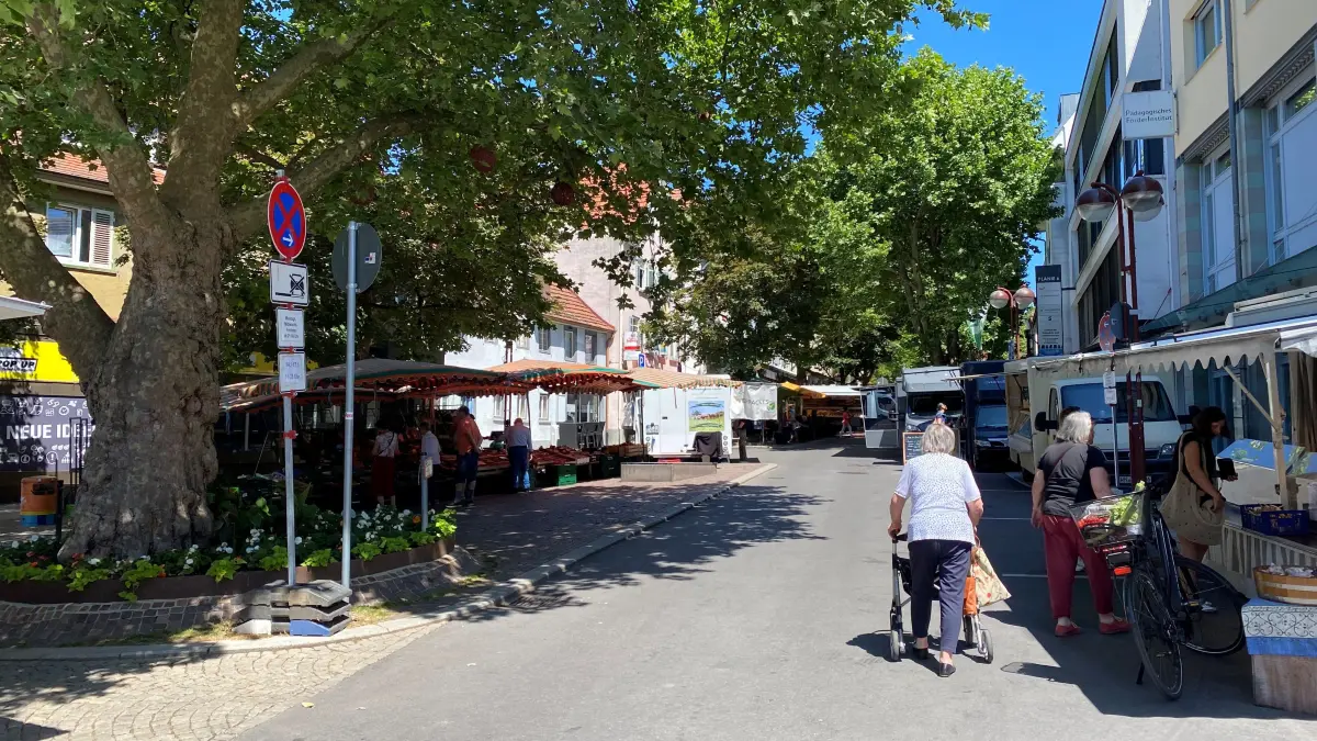 Der Wochenmarkt in neuer Aufstellung in der Planie