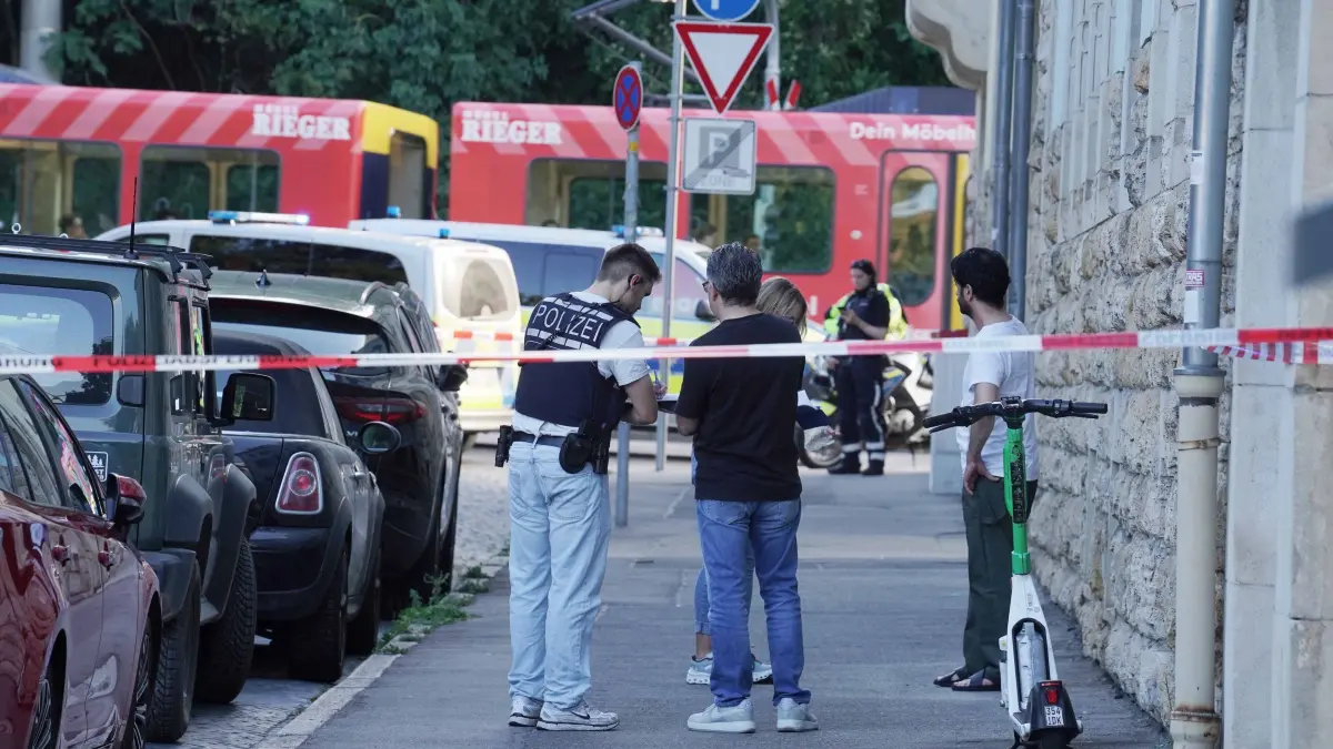 Stuttgart Ost Schlachthof vor der Mega Tatort Polizei hatte den Bereich grossraeumig abgesperrt, die Polizei im Grosseinsatz. Moeglich wurde eine Personn mit dem Messer Verletzt. Dies bitte pruefen. Foto Andreas Rosar Fotoagentur-Stuttgart 26.06.2026