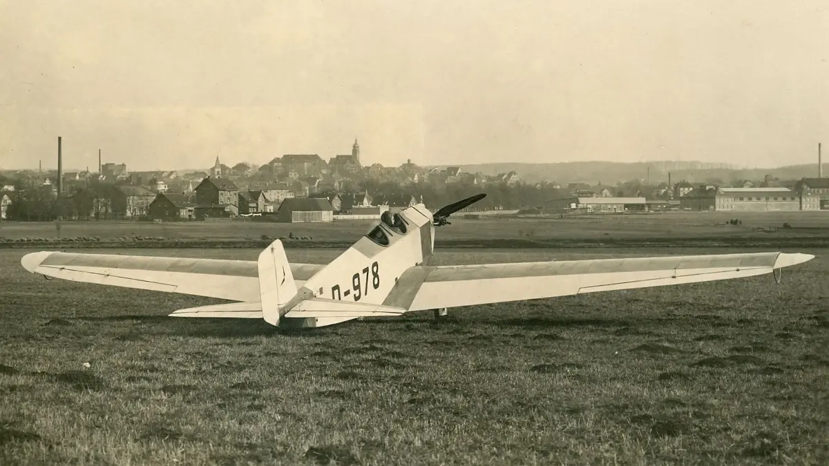 Hanns Klemm hat mit seinen Leichtflugzeugen in den 1920er und 1930er Jahren Luftfahrtgeschichte geschrieben. Hier im Bild ist eine L 20 auf dem Böblinger Flughafen zu sehen, im Hintergrund die Stadt und der Schlossberg.