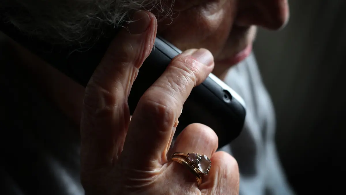 Ältere Frau telefoniert: ARCHIV - 11.10.2019, Bayern, Würzburg: Eine ältere Frau telefoniert mit einem schnurlosen Festnetztelefon (gestellte Szene). Telefonbetrüger versuchen häufiger, ältere Leute zu betrügen. (zu dpa: «Hundertjährige lässt Telefonbetrüger keine Chance») Foto: Karl-Josef Hildenbrand/dpa +++ dpa-Bildfunk +++