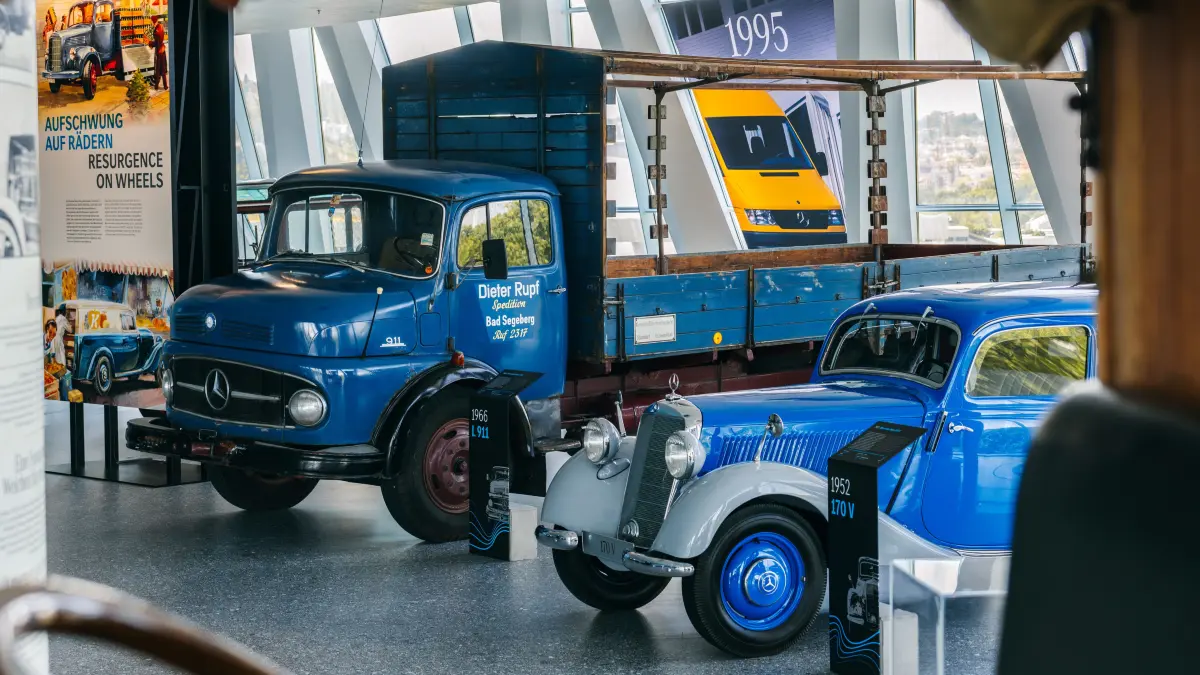 Mercedes-Benz Museum, Sonderausstellung „130 Jahre Nutzfahrzeuge“. Mercedes-Benz 170 V Servicefahrzeug von 1952 (rechts) und Mercedes-Benz L 911 Kurzhauber-Lkw von 1966. Aufgenommen aus dem Fahrerhaus des Benz 1C von 1922. Foto: Florian Schmucker.
Mercedes-Benz Museum, special exhibition “130 Years of Commercial Vehicles”. Mercedes-Benz 170 V service vehicle from 1952 (right) and Mercedes-Benz L 911 short-bonnet lorry from 1966. Photographed from the driver’s cab of the 1922 Benz 1C. Photo: Florian Schmucker.