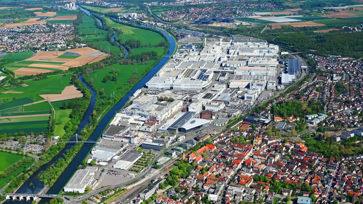 Audi Werk Neckarsulm im Fokus moeglicher VW Sparplaene: Neckarsulm, Baden Wuerttemberg, Deutschland. Luftaufnahme des Audi Werks Neckarsulm mit grossen Produktionshallen, Werksgelaende, Parkflaechen, angrenzender Wohnbebauung und Wasserlauf. Das Audi Werk Neckarsulm gehoert zum Volkswagen Konzern und steht laut Medienberichten im Zusammenhang mit moeglichen neuen Sparplaenen und moeglichen Werksschliessungen im Konzern im Fokus. Eine Entscheidung ueber eine Schliessung ist nach bisherigen Angaben nicht bestaetigt. Editorial use only. 26.06.2026. Foto: Eibner Pressefoto / Werner Kuhnle