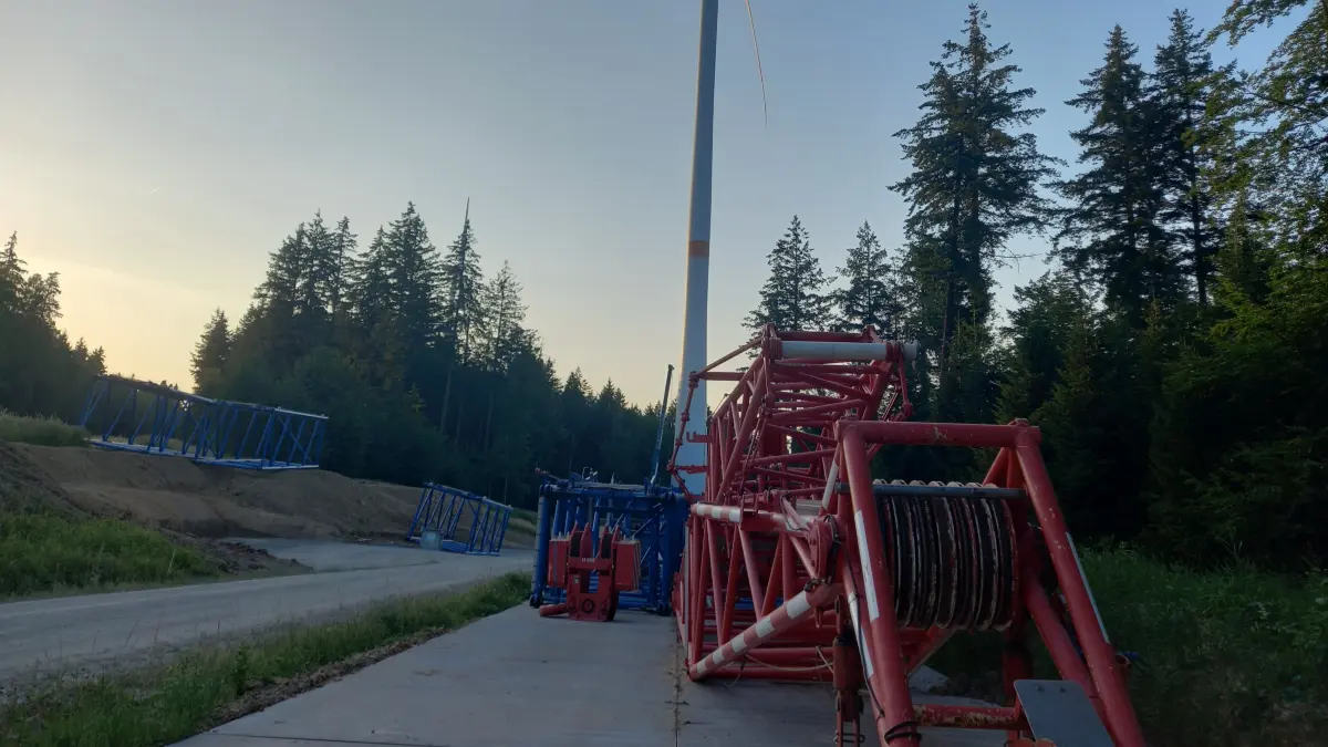 Der Mega-Kran am Windpark in Winterbach wird derzeit abgebaut.