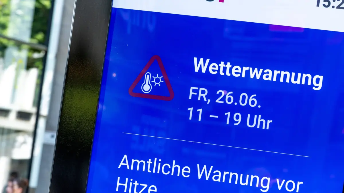 Hitze-Rekord in Stuttgart: DWD warnt vor Hitze, Der Deutsche Wetterdienst (DWD) hat eine amtliche Warnung vor extremer H: Hitze-Rekord in Stuttgart: DWD warnt vor Hitze, Der Deutsche Wetterdienst DWD hat eine amtliche Warnung vor extremer Hitze für Stuttgart herausgegeben. Im dicht bebauten Stadtgebiet droht aufgrund verringerter nächtlicher Abkühlung eine extreme Wärmebelastung mit historischen Höchstwerten von örtlich bis zu 40 Grad. Stuttgart Baden Württemberg Deutschland *** Record Heat in Stuttgart: DWD Issues Heat Warning, The German Weather Service DWD has issued an official warning of extreme heat for Stuttgart. In the densely built-up urban area, reduced nighttime cooling poses a risk of extreme heat stress, with local temperatures reaching historic highs of up to 40 degrees. Stuttgart, Baden-Württemberg, Germany