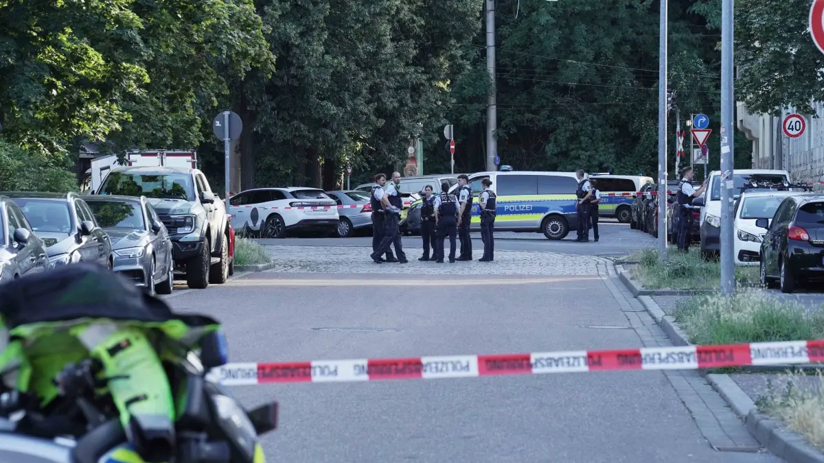 Stuttgart Ost Schlachthof vor der Mega Tatort Polizei hatte den Bereich grossraeumig abgesperrt, die Polizei im Grosseinsatz. Moeglich wurde eine Personn mit dem Messer Verletzt. Dies bitte pruefen. Foto Andreas Rosar Fotoagentur-Stuttgart 26.06.2026