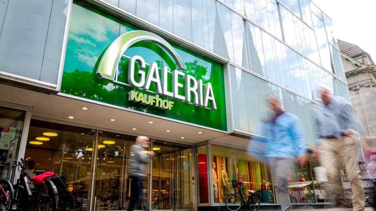Galeria Kaufhof: ARCHIV - 30.05.2024, Niedersachsen, Oldenburg: Eine Filiale der Kaufhauskette Galeria Kaufhof in der Fußgängerzone. (zu dpa: «Kommt Galeria aus der Krise? So bewerten Fachleute die Lage») Foto: Sina Schuldt/dpa +++ dpa-Bildfunk +++