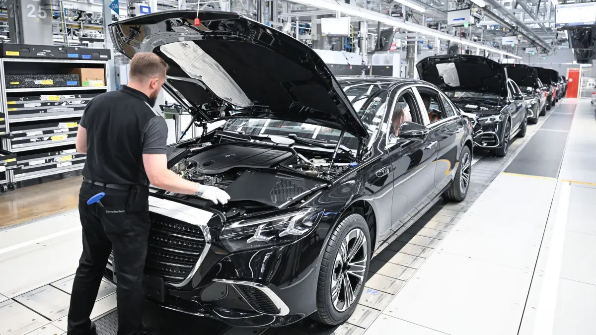 Mercedes-Benz Factory 56: ARCHIV - 30.04.2026, Baden-Württemberg, Sindelfingen: Ein Mercedes-Benz Arbeiter montiert im Mercedes-Benz Werk Sindelfingen in der Factory 56 am Band an einem Fahrzeug der S-Klasse. (zu dpa: «Mercedes-Gesamtbetriebsrat: Zeigt, wie groß der Druck ist») Foto: Bernd Weißbrod/dpa +++ dpa-Bildfunk +++