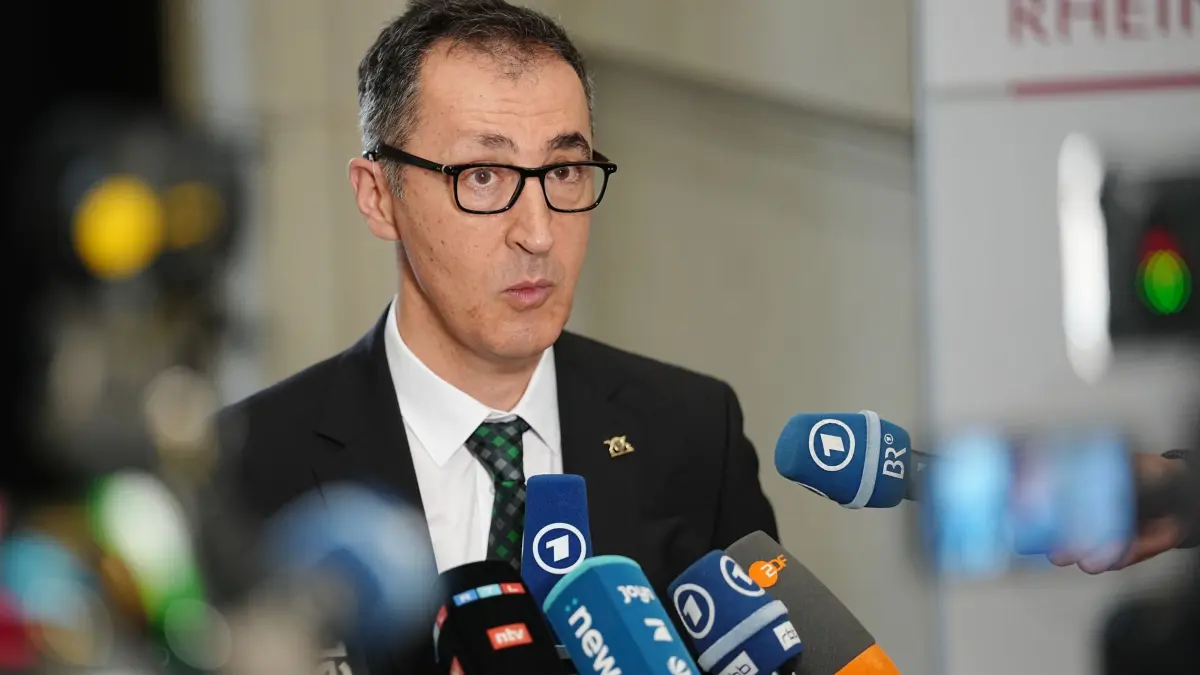 Ministerpräsidentenkonferenz: 25.06.2026, Berlin: Cem Özdemir (Bündnis 90/Die Grünen), Ministerpräsident von Baden-Württemberg, gibt ein Pressestatement zu Beginn der Ministerpräsidentenkonferenz (MPK) im Bundesrat. Im Mittelpunkt stehen die Finanzbeziehungen zwischen Bund, Ländern und Kommunen. Außerdem geht es um Staatsmodernisierung, die Außen- und Sicherheitspolitik und die Energiepolitik. (zu dpa: «Warum die Kommunen trotz der Finanzreform zur Eile mahnen») Foto: Kay Nietfeld/dpa +++ dpa-Bildfunk +++